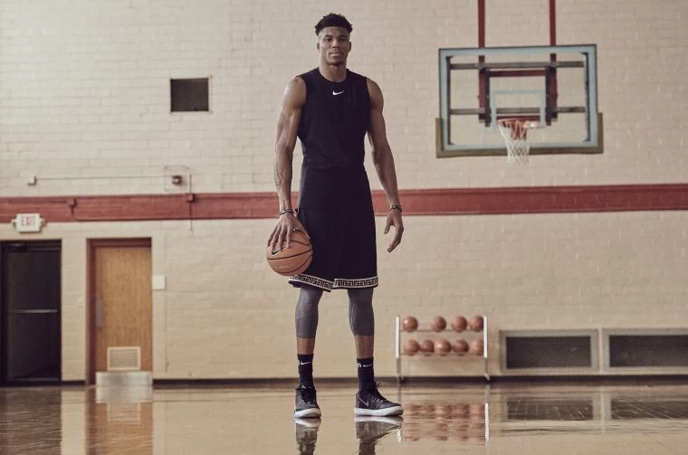 Giannis Antetokounmpo的簽名系列服飾產品線包含了短褲和襪子,以及運動套裝、背心和T恤。
