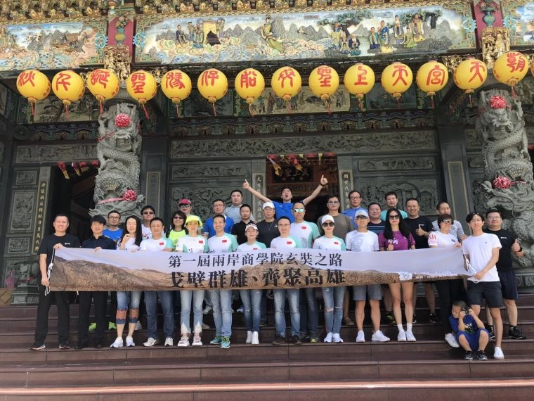 「戈壁沙漠挑戰賽」,至今已經辦得14屆了,今年共有60所大學,3000餘位EMBA同學參加。台灣戈9校籌備委員會提供