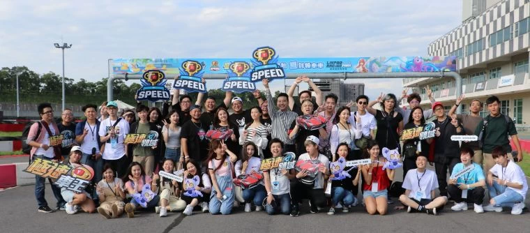台中麗寶國際賽車場有一場號召「千萬流量」的YouTuber慈善賽車活動,遊戲公司Garena以旗下知名的賽車手遊做為主軸,邀請五十位知名的網紅,到現場比賽手遊與實際下場賽車。大會提供