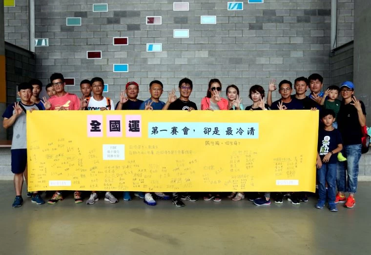 明德高中田徑教練張勝煇發起連署,希望全運田徑賽各縣市每項最多兩人參賽的規定可以修改。林嘉欣/攝影。