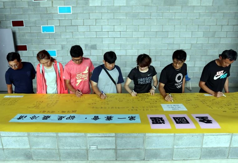 參加全國田徑排名賽的教練和選手加入連署。林嘉欣/攝影。