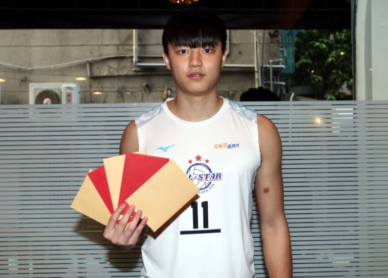 拿坡里世大運開幕,男排「黃金左手」吳宗軒任中華代表隊掌旗官。(資料照)