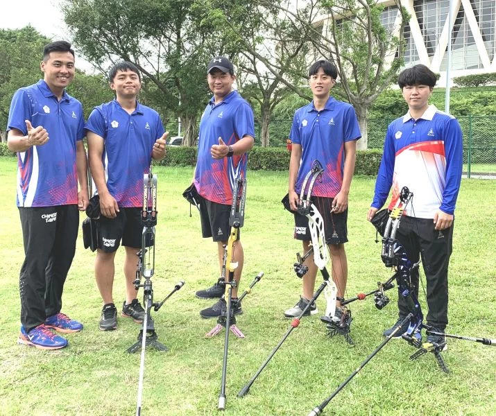 中華世大運射箭隊複合弓教練田剛(左起)和選手陳界綸、陳享宣、林明靜和陳怡瑄。田剛/提供。