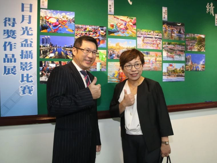 高雄市政府運動發展局局長程紹同、日月光集團資深處長李叔霞共同主持頒獎並觀賞攝影得獎作品。高雄市政府運動發展局 提供