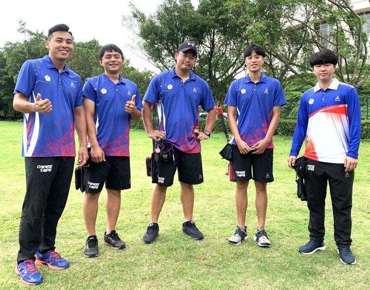中華世大運射箭隊複合弓教練田剛(左起)和選手陳界綸、陳享宣、林明靜和陳怡瑄。田剛/提供。