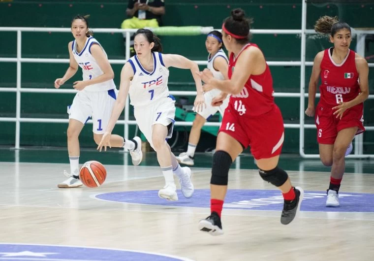 中華女籃隊長黃鈴娟(運球者)掌握球隊節奏,關鍵時刻又飆三分,拉大領先。黃筱珺/攝