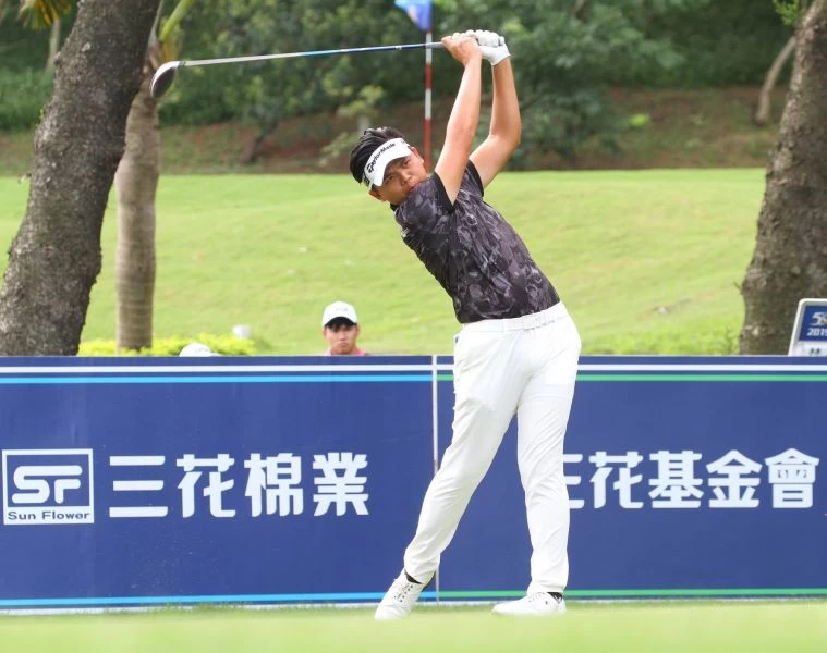 第三回合洪健堯(-2)暫列第一。鍾豐榮攝
