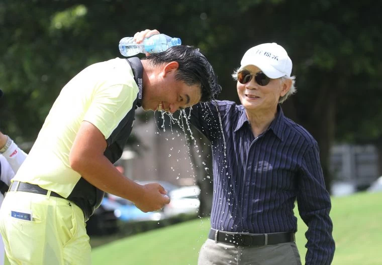 洪健堯拿下2019三花TPGA錦標賽冠軍,施純鎰董事長(右)撒水慶賀。鍾豐榮攝
