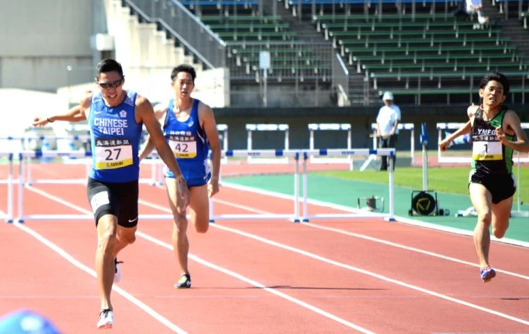 陳傑(左)在2019南部忠平田徑紀念賽男子400公尺跨欄奪銀。By Charles。