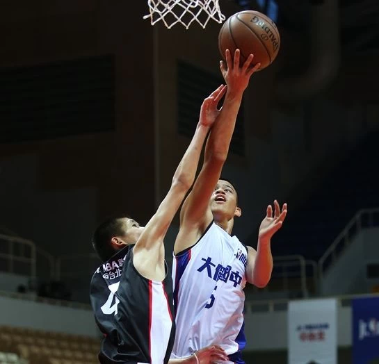大倫國中邱翊安以雙十的表現幫助球隊奪勝。主辦單位提供
