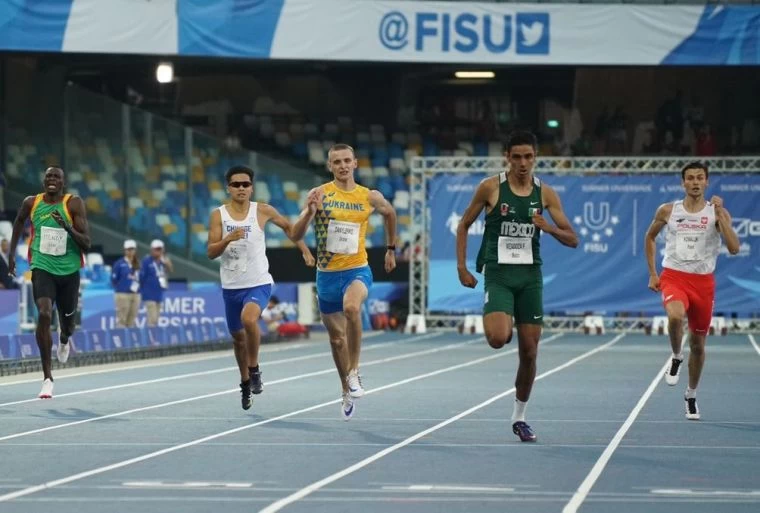 余晨逸（左二）準決賽跑出46.86秒。林宗模／攝