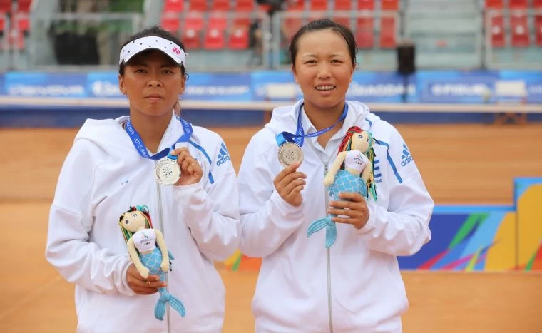 李珮琪(右)、李亞軒(左)大戰三盤不敵中國,奪得銀牌。黃筱珺/ 攝