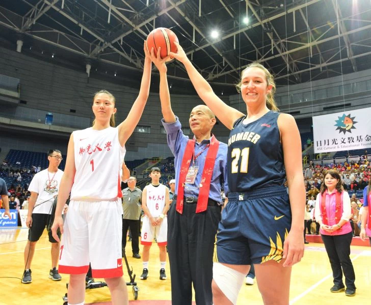 高雄市長韓國瑜為佛光盃開球。大會提供