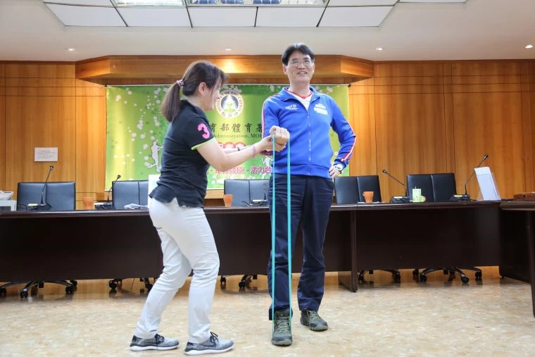 體育署高俊雄署長、運動設施組黃幸玉科長,說明體育署為因應健身風潮,研擬法規保護消費者。
