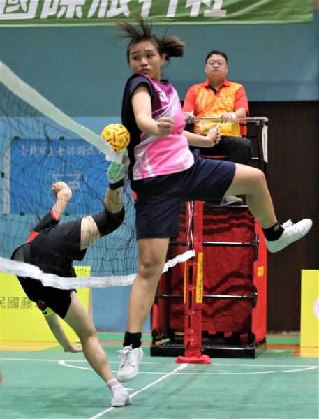 美和科大阮鈺棋（右）台師大李易勳網前攻防／中華藤協提供