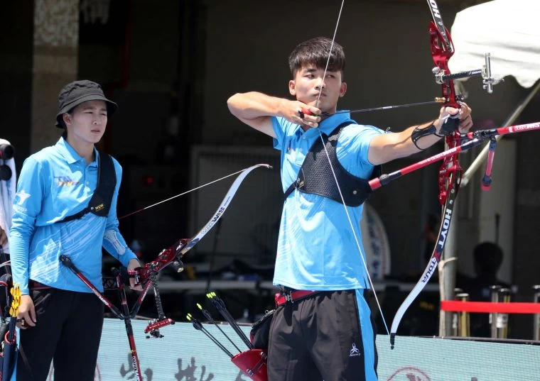 台南隊彭家楙(左)混雙配羅偉旻也以6:0獲勝。中華企業射箭聯盟/提供。