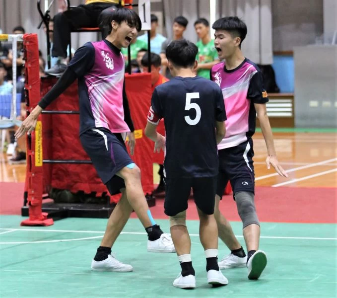 嘉藥演出逆轉秀，勇奪男甲三人賽冠軍，球員喜不自勝慶祝／中華藤協提供