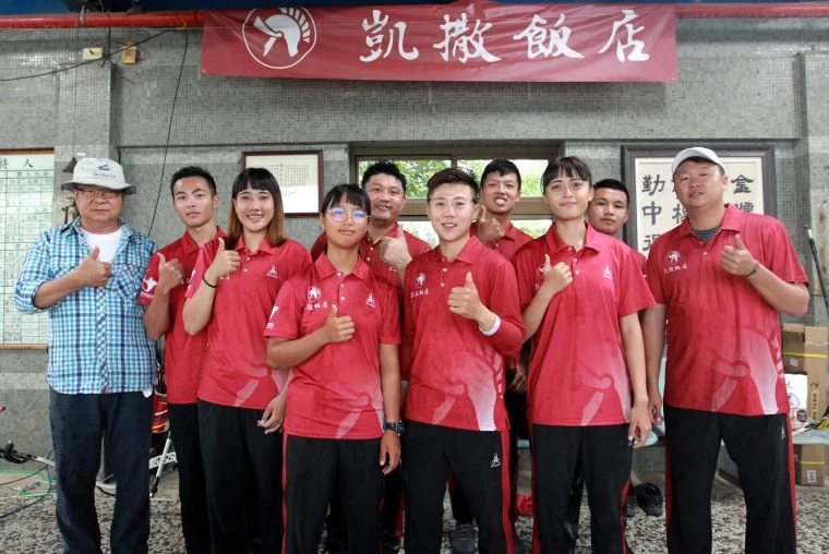 凱撒隊在大雨中和寒舍隊激戰至第五點,以121分守住企業射箭聯賽元年上半季冠軍。中華企業射箭聯盟/提供。