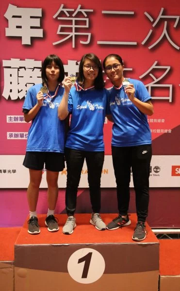 屏縣佳冬潘奕婷、葉妤珊、潘若慈（由左至右）聯手拿下女乙組三人賽冠軍／中華藤協提供