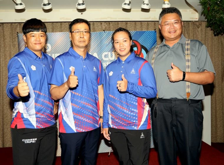 中華射箭隊教練袁叔琪(左起)、田仁秀、選手葉昱琛和射箭協會秘書長李水河,邀請大家一起到台北田徑場為參加亞洲盃的中華隊加油。中華民國射箭協會/提供。