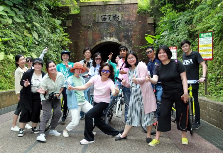 騎士協會極點慢旅踩線團在福隆舊草嶺隧道前合影。中華民國自行車騎士協會／提供。