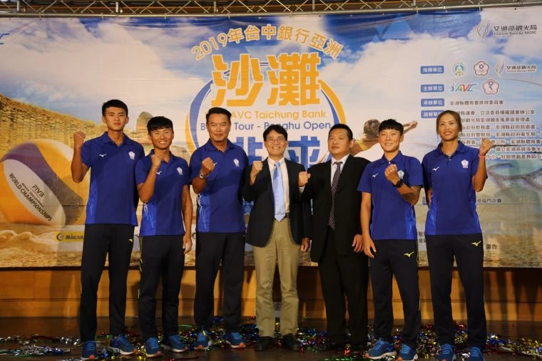 體育署高俊雄署長(中)與中華隊彭逸坤教練(左3)、女排選手顧乃涵(右1)及劉碧欣(右2)、男排選手謝雅仁(左1)及王進如(左2)及中華民國排球協會王貴賢理事長(右3)。體育署提供