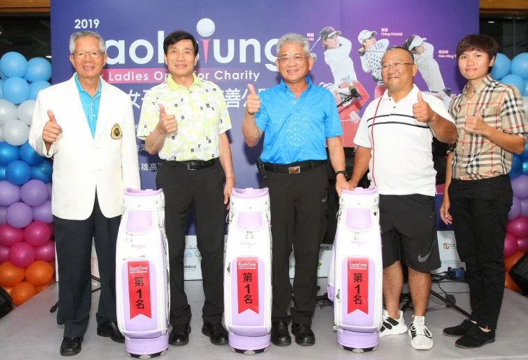 陳啟川文教基金會陳田圃董事長(左)頒配對賽第一名獎品給職業選手黃郁寧(右一)及同組業餘貴賓。鍾豐榮攝