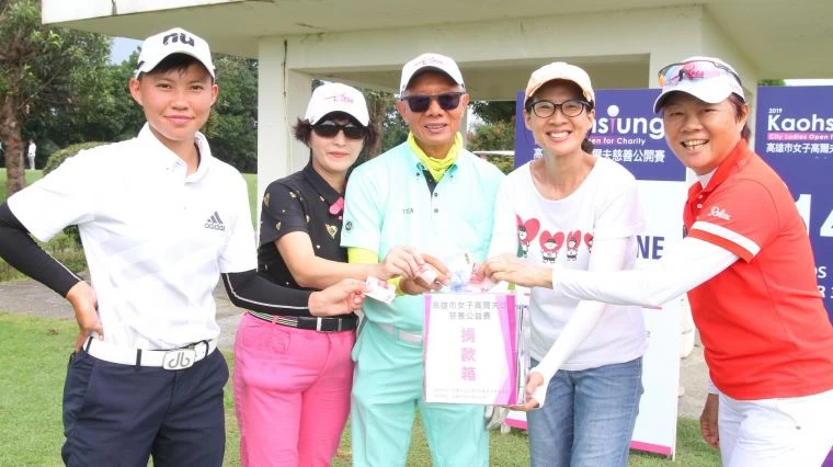 TLPGA鄭美琦理事長(右起)和希恩之家公關處長鐘淑美.陳田圃董事長.貴賓歐嘉玲.選手陳萱在高雄市女子高爾夫慈善賽配對賽熱心募款。鍾豐榮攝