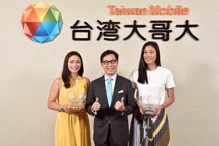 詹家姊妹拜會蔡明忠。劉雪貞提供
