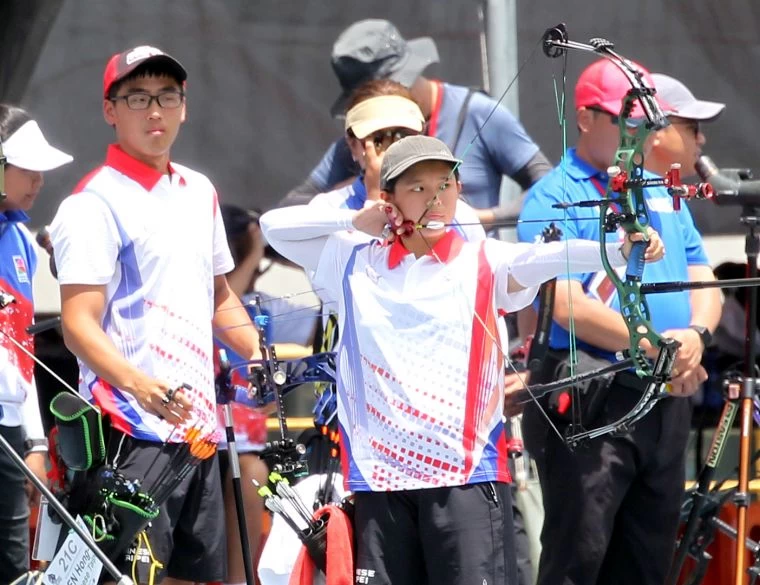 陳宏溢和王律勻射進亞洲盃複合弓混雙金牌戰。中華民國射箭協會/提供。