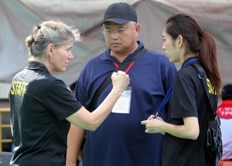 加拿大資深賽會導播艾咪(左)和中華民國射箭協會秘書長李水河(中)。中華民國射箭協會/提供。