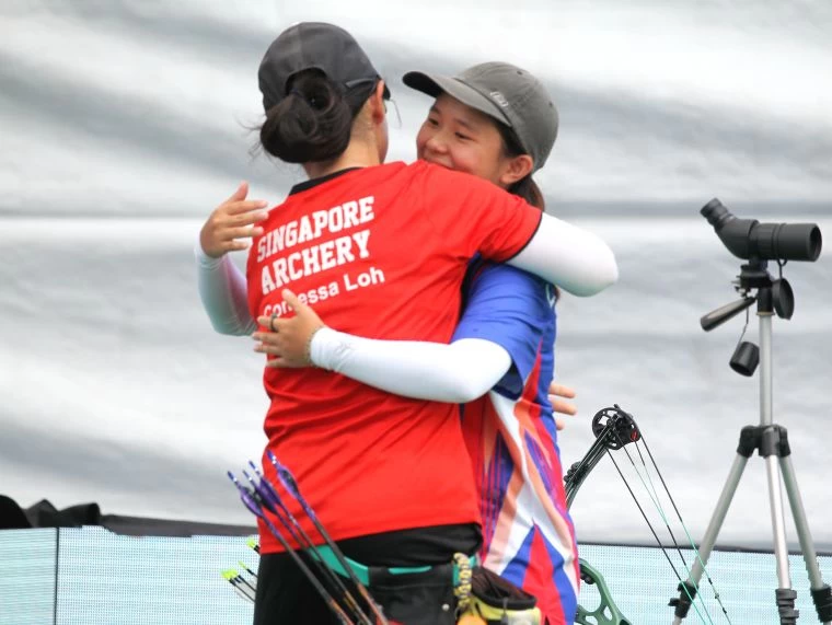 王律勻(右)逆轉勝奪金後，擁抱對手新加坡羅梓嘉。中華民國射箭協會／提供。
