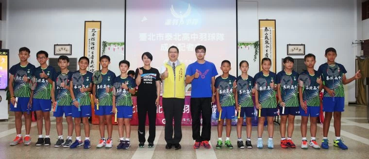 泰北高中校長陳建佑與該校羽球隊。李天助攝