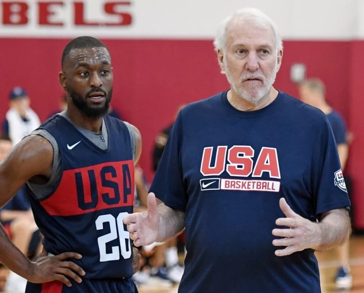 沒NBA大牌球星,波波維奇(右)認為這對他所帶的美國男籃隊不是問題。(法新社資料照)