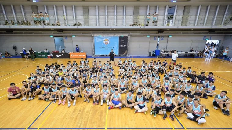 2019摩曼頓天王盃三對三籃球賽今(11日)移至逢甲大學進行中區預賽,吸引逾200隊各界籃球好手相互切磋球技。主辦單位提供