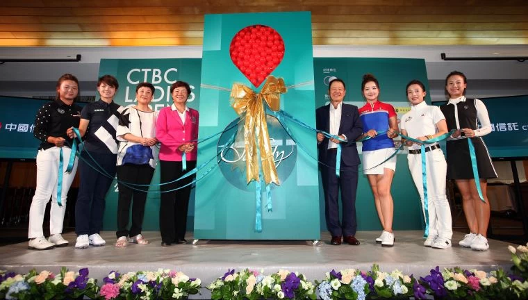 啟動儀式前合影,(左起)業餘選手陳靜慈丶職業女將謝瑀玲丶林口球場副董事長羅麗雪丶TLPGA理事長鄭美琦丶中國信託銀行副董事長利明献丶中國職業選手石昱丶台灣業餘女將侯羽薔及侯羽桑。大會提供