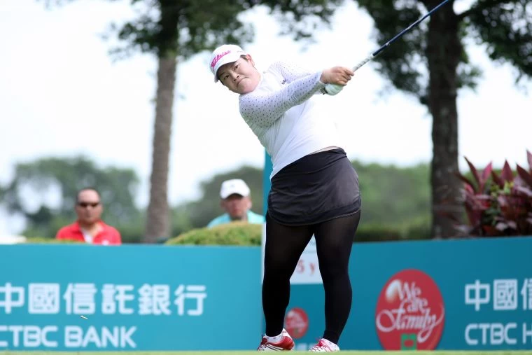 中國女子選手潘艷紅暫並列第三位,落後領先球員三桿。大會提供
