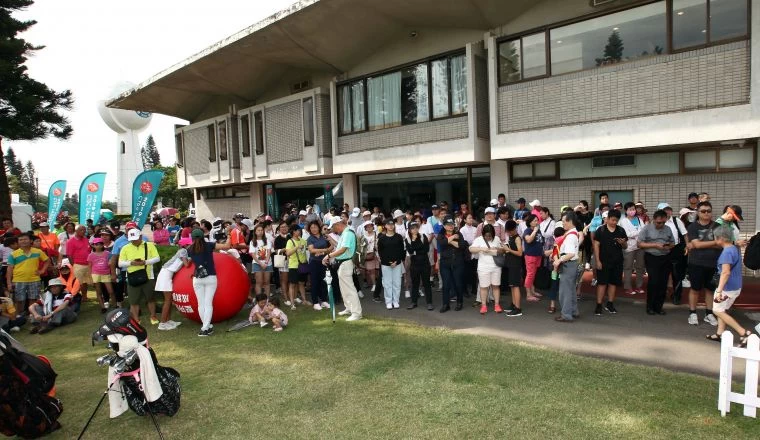 球迷在賽後等待抽獎活動。大會提供