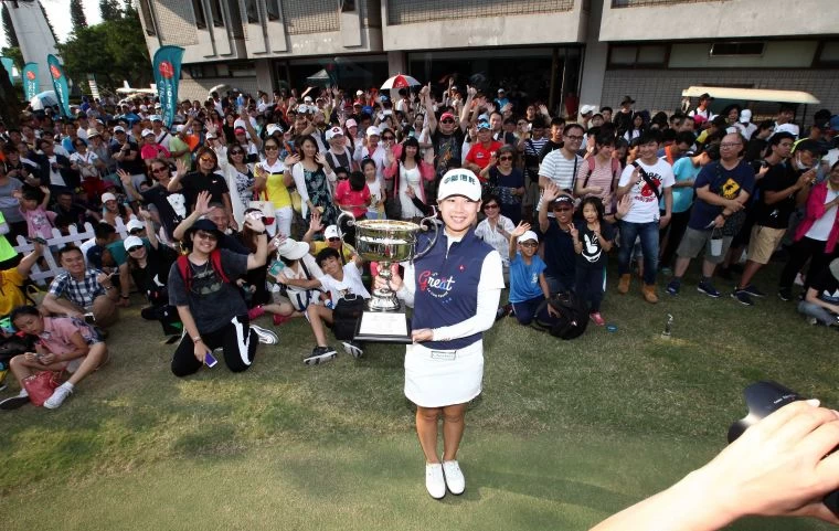 台灣業餘女將侯羽桑在圍觀球迷前捧冠軍杯。大會提供