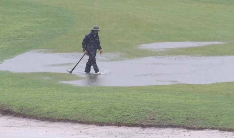 中午一場急降雨造成果嶺積水暫停比賽暫停。鍾豐榮攝