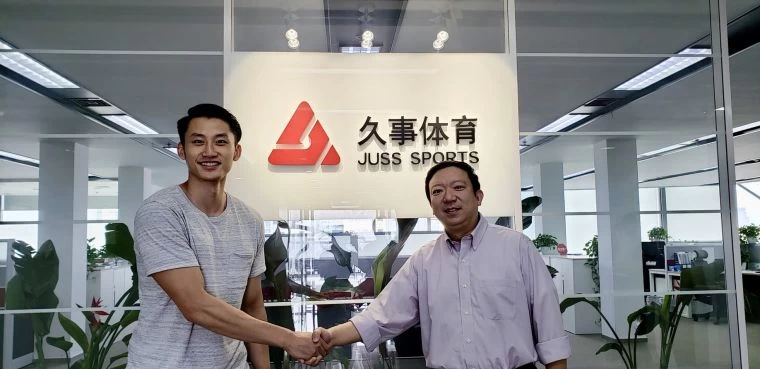 吳永盛(左)與俱樂部總經理錢安柯。上海久事大鯊魚提供