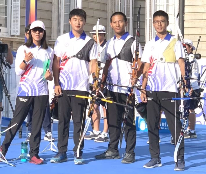 中華青少年男子反曲弓隊勇奪世青射箭賽團體銀牌。倪大智/提供。