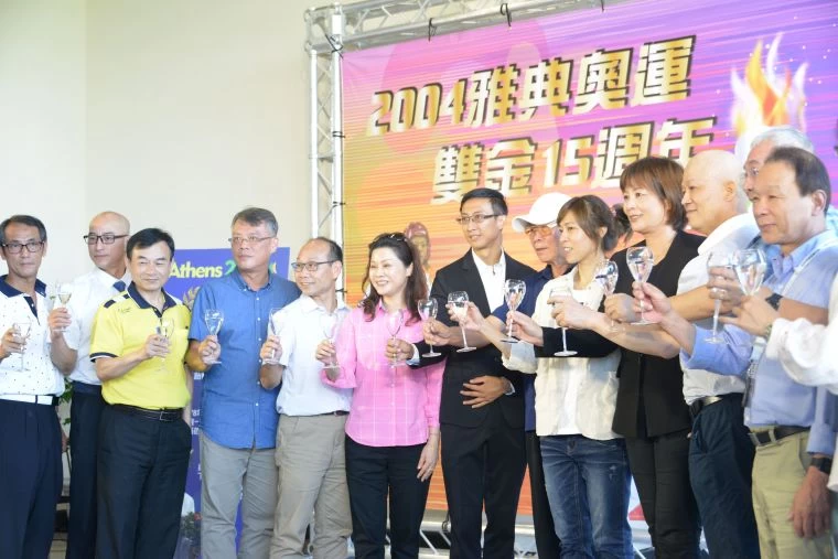 雅典金牌選手及團隊共同舉杯祝福現役教練選手。國訓提供