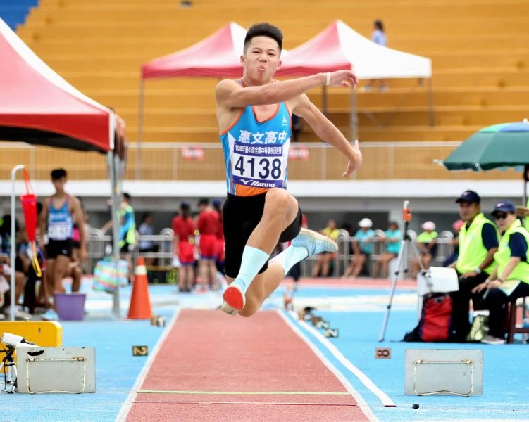 李允辰(中市惠文高中)以15公尺29奪得高男三級跳遠金牌。林嘉欣/攝影。