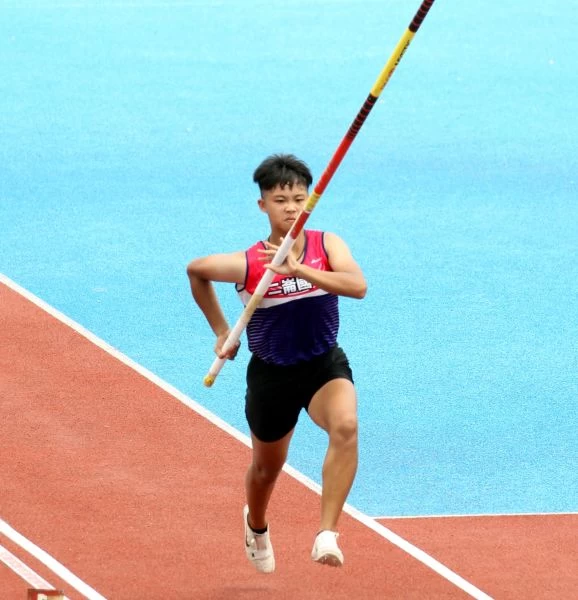 鍾怡靜(雲縣二崙國中)以3公尺整奪得國女撐竿跳高冠軍。林嘉欣／攝影。