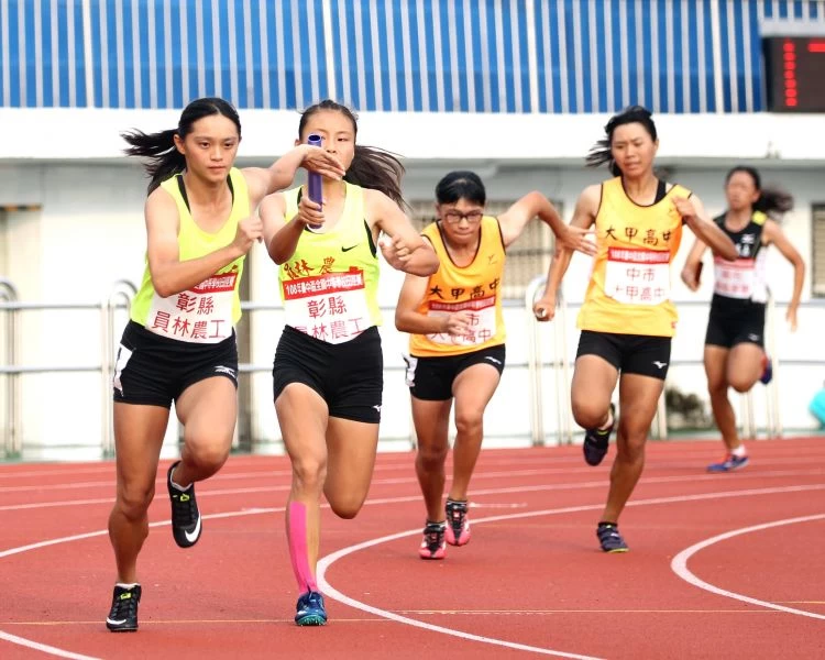 高女400公尺接力預賽競爭激烈。林嘉欣/攝影。