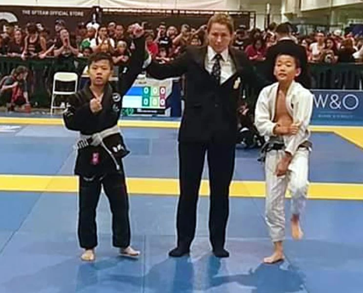 李呈祐(左)勇奪2019年國際兒童巴西柔術錦標賽灰帶組冠軍。武甲總合武術運動館/提供。