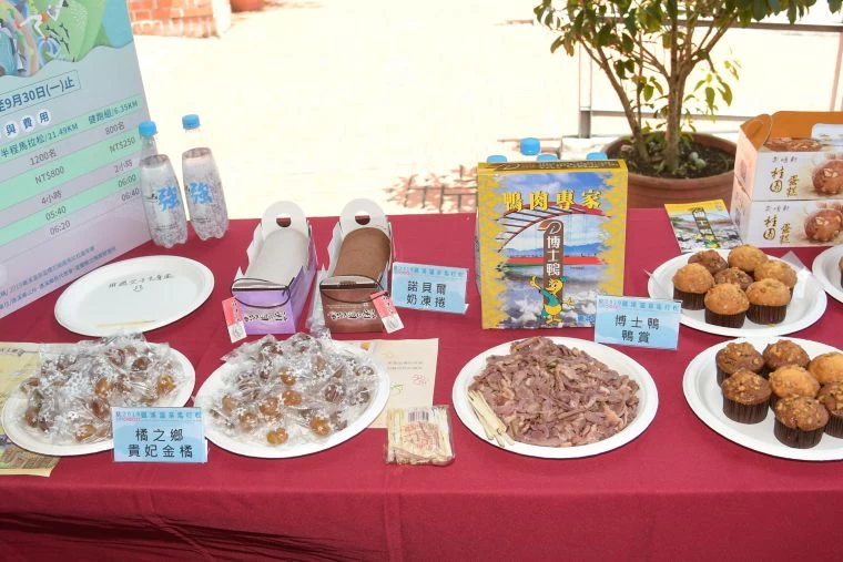 記者會現場展示在地商家的美食並提供來賓享用。大會提供