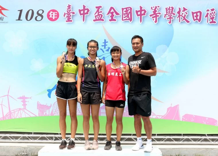 108年台中盃全國中等學校田徑賽高女組撐竿跳高前三名。林嘉欣/攝影。