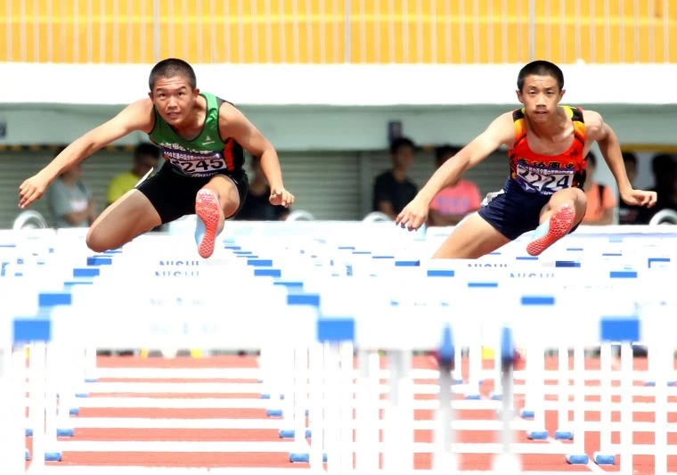 國男組110公尺跨欄金牌楊文杰(左)和銀牌林翊凱雙破大會。林嘉欣/攝影。